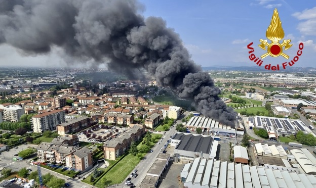 Torino – Maxi incendio a Beinasco: a fuoco la Speed Trasporti. Residenti evacuati