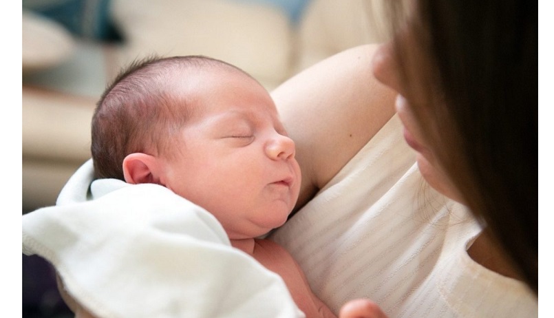 In Italia il crollo delle nascite: nel 2025 solo 355 mila bambini, meno di mille al giorno. Nel 2008 erano 576mila – I dati impietosi