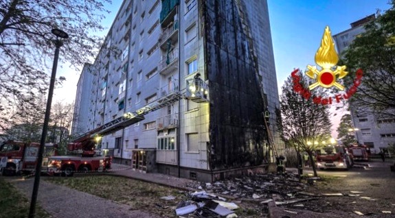 Torino – A fuoco la facciata di un palazzo, arrestata una donna. “Volevo scaldarmi”. Danni per 100 mila euro