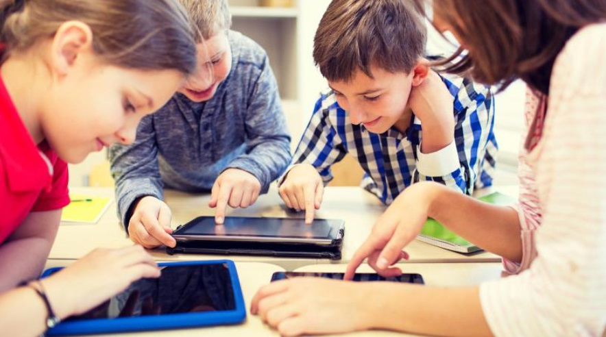 La Svezia dice addio al digitale nelle scuole e ‘butta’ i Tablet. Ora investe nei libri di carta: “I risultati stavano crollando”