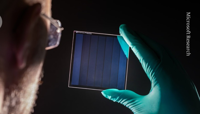 Rivoluzione dei Data Center – Microsoft lancia ‘Silica’: una quantità enorme di dati incisi nel vetro per 10mila anni. Ecco come funziona