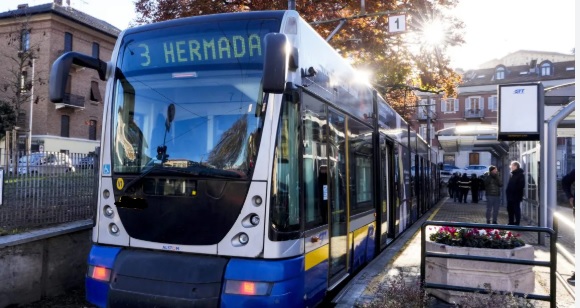Torino – Travolto da un Tram in corso Svizzera, grave un uomo di 46 anni. Le sue condizioni