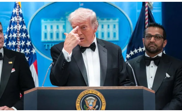 Attentato a Trump, complottisti scatenati: “Fra il sorriso di Hegseth e l’avviso alla corrispondente della Fox. E’ tutta una messinscena”