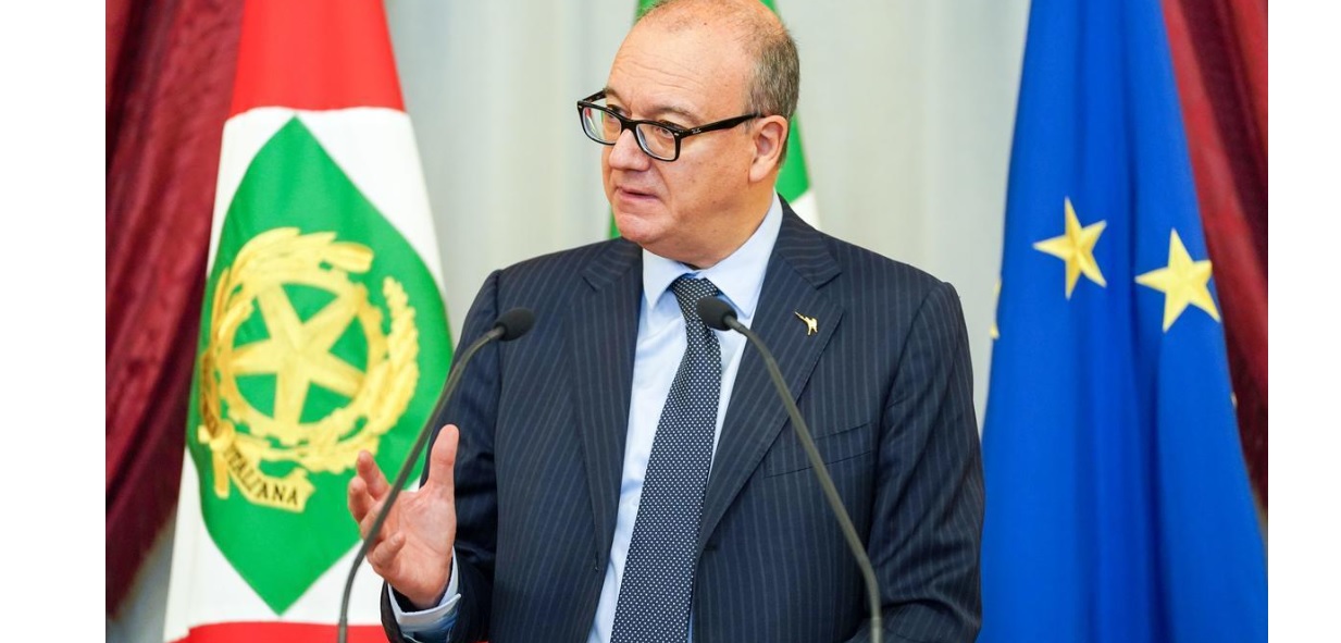 Scuola, Valditara: “Non ha più senso distinguere tra licei ed istituti tecnici”. Riforma in arrivo. Il caso