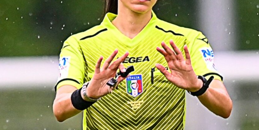 Follia a Torino –  Arbitra di 16 anni fischia rigore. Aggressione choc ai suoi familiari sugli spalti. Cosa è successo
