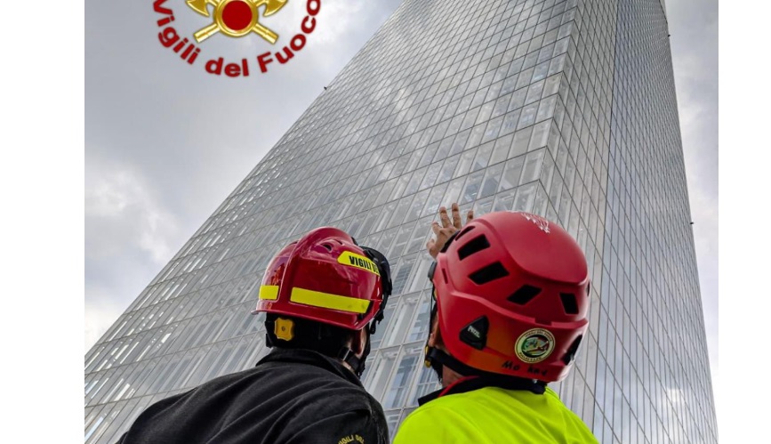 Torino – Allarme al grattacielo della Regione Piemonte: materiale pericolante per il vento. Arrivano i Vigili del Fuoco