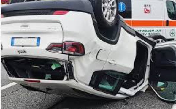 Paura a Torino – Anziano senza patente causa incidente: auto si schianta contro il dehor di un bar