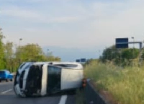 Torino – Tremendo incidente sul raccordo Torino-Caselle. Auto si ribalta. 6 feriti