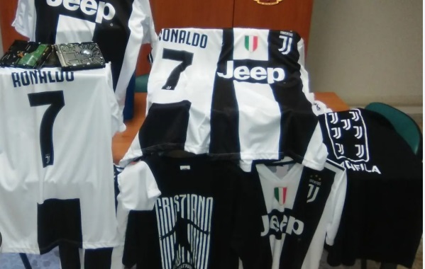 Torino- Maxi traffico di prodotti falsi della Juventus. Sequestrati 650 mila articoli: imprenditrice a processo