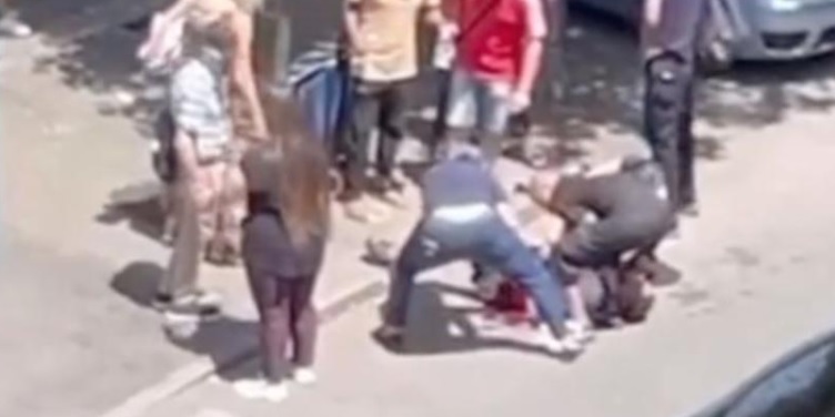 Torino – Paura a Borgo Vittoria: sangue in strada. Ciclista investito da un’auto, trasportato in ospedale