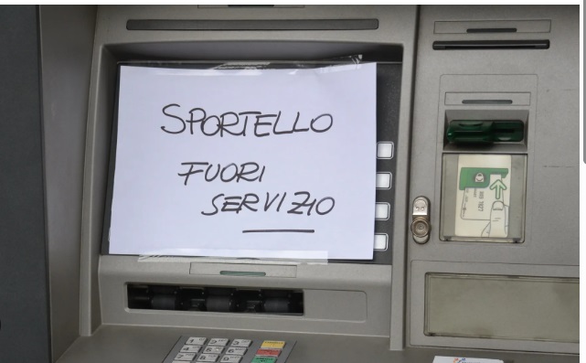 5 mila sportelli bancari chiusi in Italia negli ultimi 5 anni – Crollo del 43% negli ultimi 15: “E’ una desertificazione bancaria”
