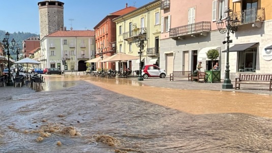 Chivasso come Venezia – Si rompe acquedotto: centro invaso da acqua e detriti