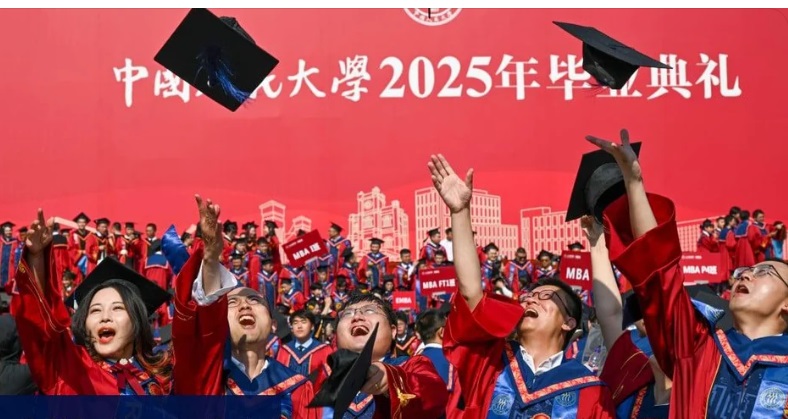 La Cina cancella più di 12mila corsi di laurea, ormai vecchi. Saranno sostituiti da migliaia di corsi su Intelligenza artificiale e ‘materie’ del futuro: il piano