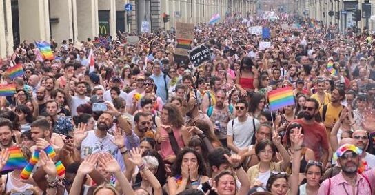 Torino Pride, un altro successo ‘pazzesco’ – Città invasa da colori: in 160mila sfilano in centro