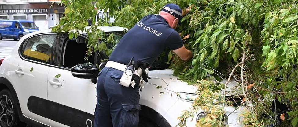 Nubifragio a Torino – Tragedia sfiorata, si contano i danni: almeno 4 gli alberi caduti