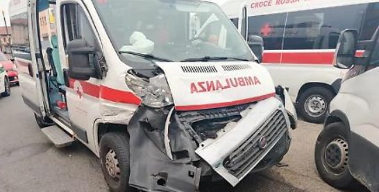 Paura a Torino – Scontro ambulanza- auto. Ci sono diversi feriti: cosa è successo