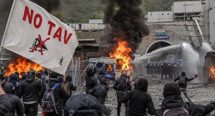 Torino- Tremendo bilancio degli scontri No Tav : 80 agenti feriti, 50 fra i manifestanti. Guerriglia con razzi, bombe carta e pietre