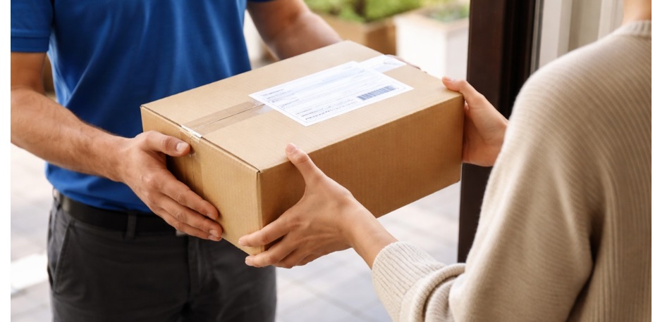 Da oggi arriva la tassa di 3 euro sui piccoli pacchi – Comprare online costa di più: cosa cambia