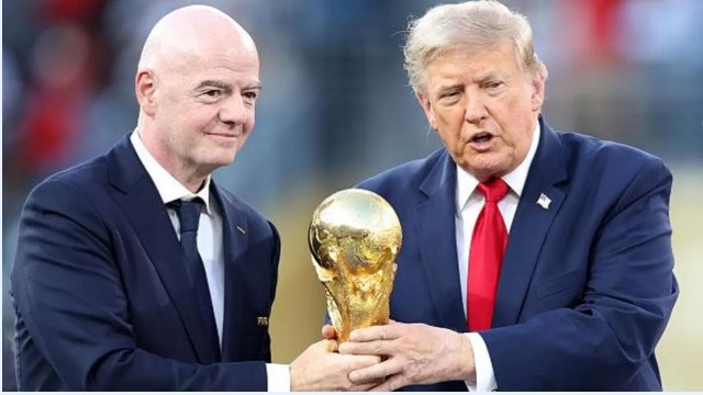 Trump fischiatissimo dallo stadio: che imbarazzo alla premiazione della Coppa del Mondo – Prima è contestato, poi non si allontana dalle foto