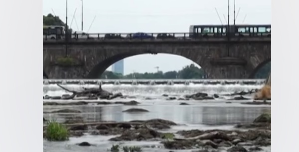 A Torino il Po è ai minimi storici: ormai è un pantano con alghe e rifiuti. E l’emergenza idrica può ancora peggiorare: la situazione