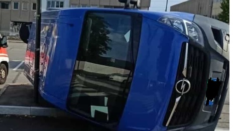 Torino – Paura in via Traves: furgone si ribalta. Ferita una ragazza