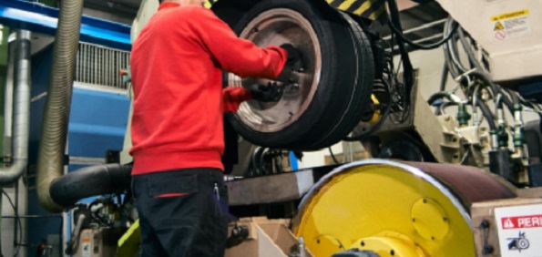 In Italia nascono le gomme delle Supercar – Nel Tce Bridgestone si producono i pneumatici del futuro, ad alta tecnologia
