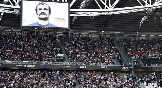 Juve, i tifosi rovinano il minuto di silenzio per Mazzola – Il club attacca: “Ingiustificabile mancanza di rispetto”