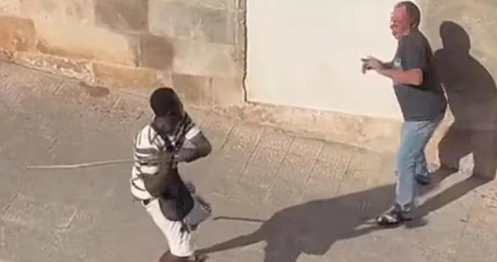 Folle Ghanese colpisce con una spranga le auto – I residenti si ribellano: rischia il linciaggio