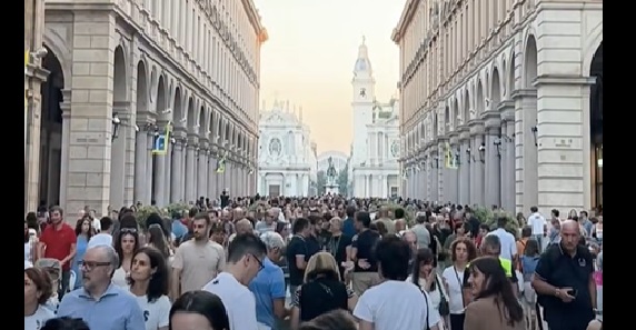 Torino – Nuova via Roma pedonale, folla all’inaugurazione. Torino festeggia la nuova strada del centro