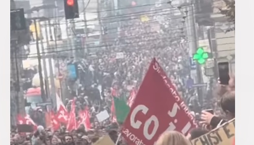Torino – Un fiume di gente alla manifestazione contro il carovita – Migliaia in piazza, scontri in via Roma. Insulti a Giorgia Meloni