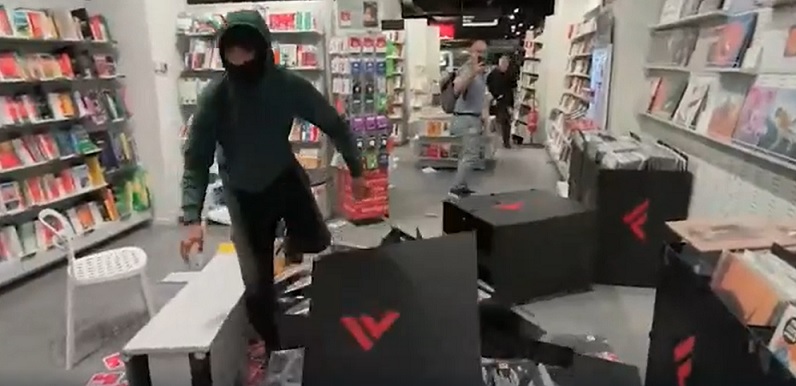 Torino – Devastata la Feltrinelli: incappucciati assaltano la libreria durante la manifestazione. Cosa è successo
