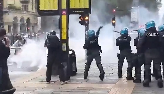 Torino – Esplode la guerriglia urbana in centro: strade messe a ferro e fuoco. Bottigliate, bastoni e petardi alla manifesazione. Diversi i feriti: la situazione
