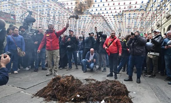 Torino – Lavoratori rovesciano letame davanti al  Comune: “Per il futuro di m**** che volete darci”. La protesta