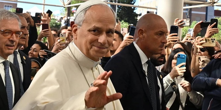 Papa Leone ha un tumore maligno – Operazione di 3 ore, il sostegno dei fedeli “Vinci questa battaglia”