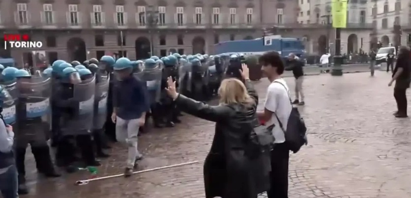 A Torino genitori e docenti fanno da scudo ai ragazzi – “La polizia ha provocato, noi ci siamo messi in mezzo”. Il caso