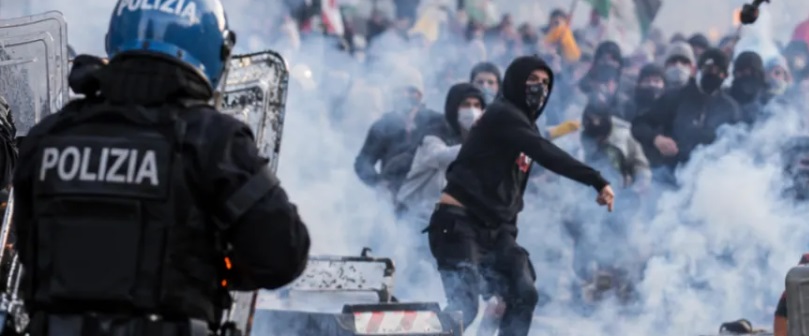 Torino – Caos totale, dal centro a corso Giulio: manganellate, cariche e idranti. Foto di Meloni bruciata. Sono centinaia i manifestanti identificati