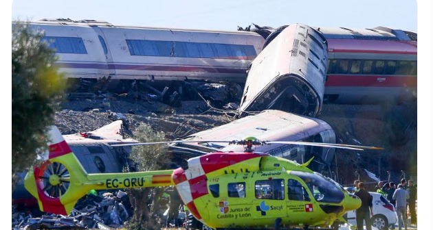Disastro e strage ferroviaria in Spagna – Scontro fra due treni: “Almeno 64 morti e più di 80 feriti”: vagoni precipitati, coinvolti 5 italiani